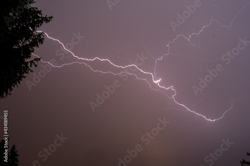 fulmini lampi e tuoni durante una notte di temporale