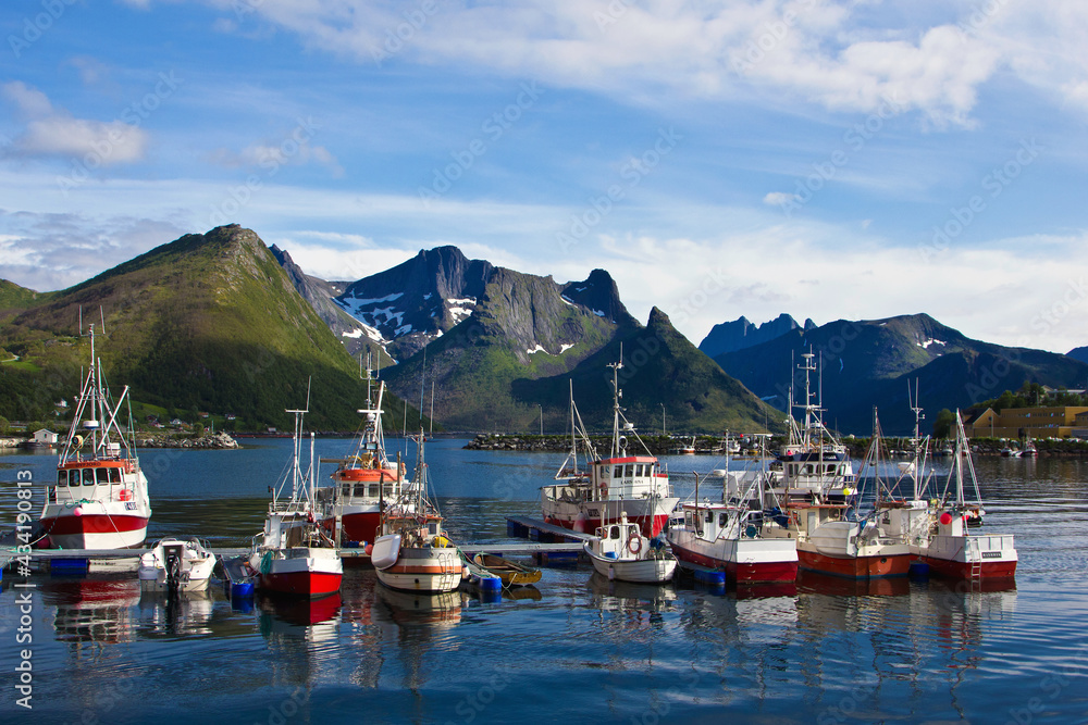 Kutter im Hafen der Insel Husøy bei Senja im Norden Norwegens