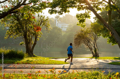 Pessoas fazem exercício de corrida às margens da Lagoa da Pampulha, Belo Horizonte, Minas Gerais, Brasil, ao amanhecer photo