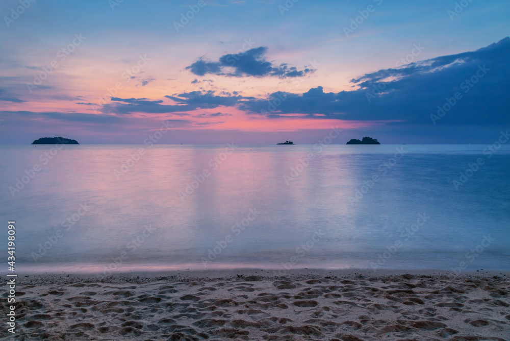 Obraz premium Tropical beach at sunset.