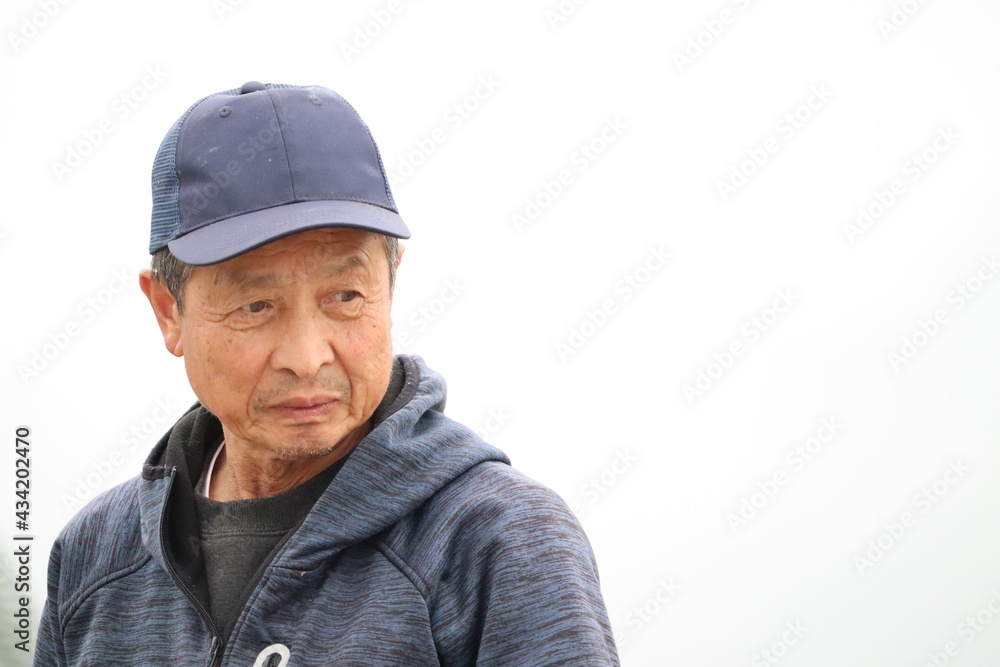険しい顔の男性、高齢者イメージ、おじさん 険しい顔の男性、高齢者イメージ、おじさん