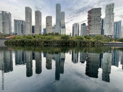 Reflejo de Edificios Modernos, Ciudad de México