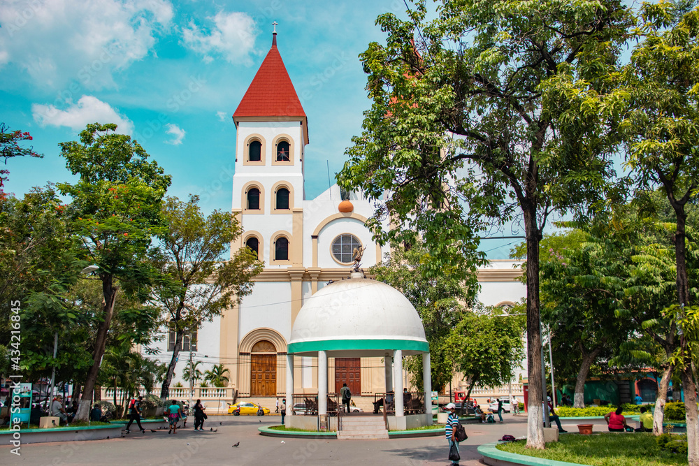Obraz premium Catedral de San Miguel y parque eufracio guzman el Salvador