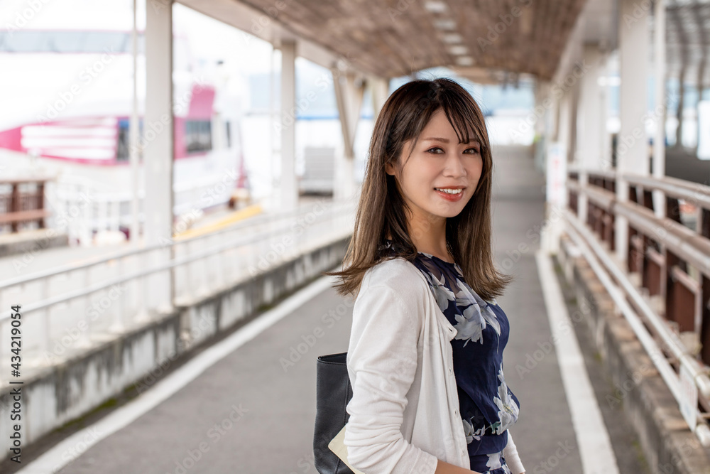 桟橋で笑顔の女性 桟橋で笑顔の女性