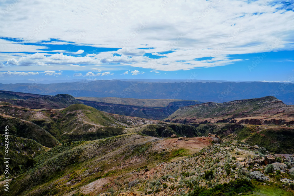 Fototapeta premium 南米ボリビアの秘境、トロトロ渓谷の美しい地形と恐竜の足跡やUmajalanta鍾乳洞