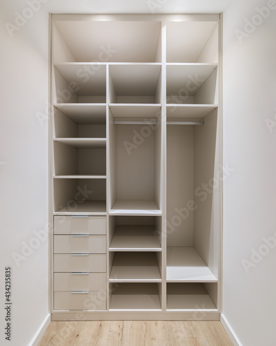 Фотография New built-in furniture in a small dressing room
