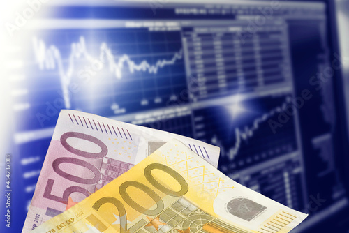 Euro Geldscheine und Kurstafel an der Börse