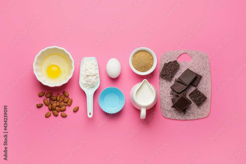 Obraz premium Ingredients for preparing bakery and kitchen utensils on color background