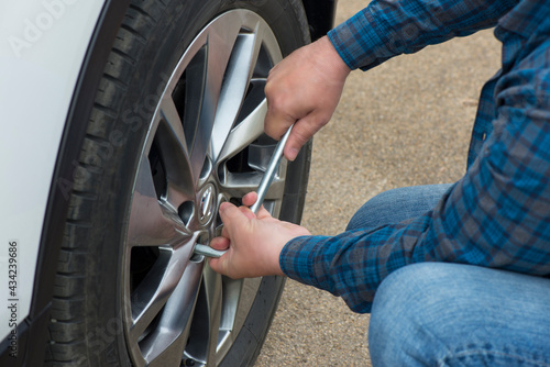 Replacing a wheel on a car