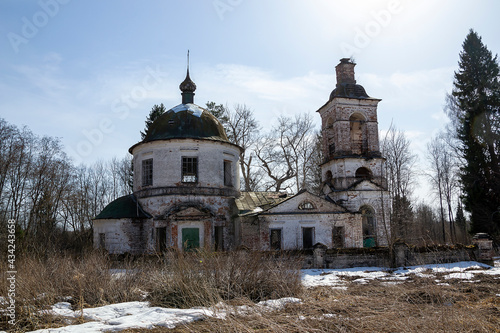 Fototapeta Naklejka Na Ścianę i Meble -  abandoned Orthodox church
