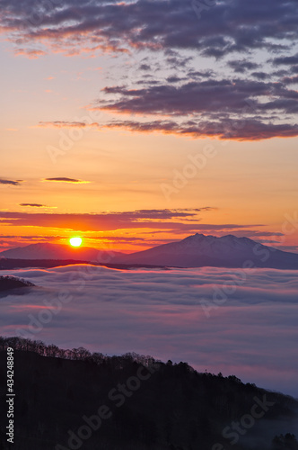 輝く朝陽の下に雲海の広がるドラマチックな夜明け。日本の北海道の美幌峠。