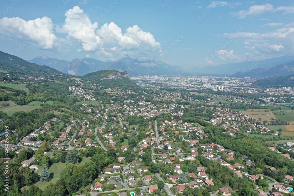 Le village de Pont-de-Claix avec le sud de Grenoble en arrière plan