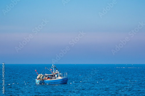 Fischerboot mit Möwen auf der Ostsee vor Warnemünde