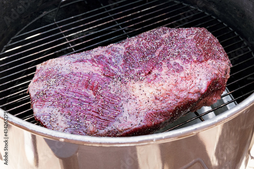 Foto Portion of raw prime marbled beef brisket on a grill