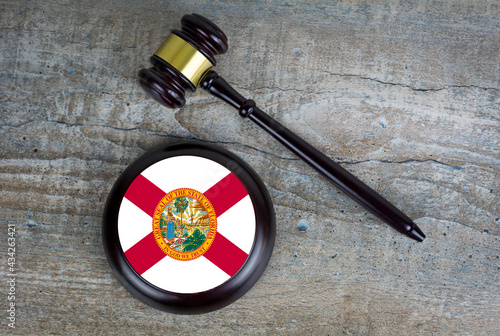 Fotografie Wooden judgement or auction mallet with of Florida flag