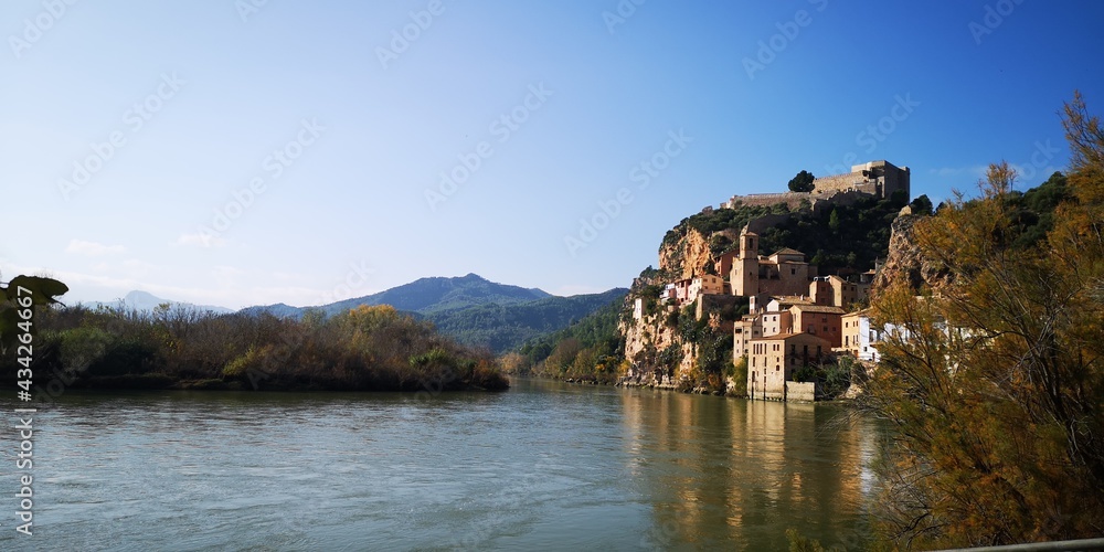 fondo, fondo escrotirio, fondo de escritorio, batalla del ebro, miravet, espectacular, rio, castillo, pueblo, paisaje, bohemio, aislado, turistico, excursión, navegar, barco, barca, agua, cielo, despe