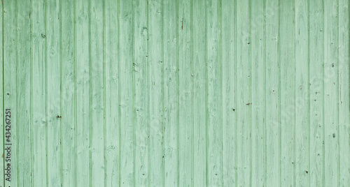 Grüne Hausfassade aus Holz in Schweden. Hintergrund. Background. Old green color wooden facade of swedish house.