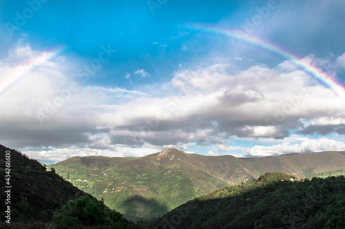 Paisaje montañoso con arcoíris 
