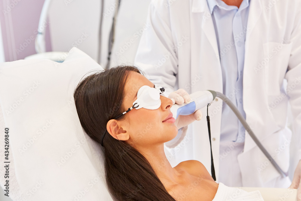 Hautarzt und Patientin bei der Lasertherapie Hautarzt und Patientin bei der Lasertherapie