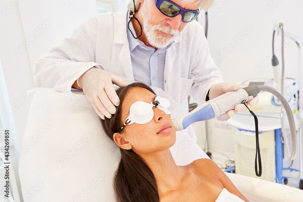 Rezensionen Für Dermazentrum Rietkötter & Jablonka - Hautarzt Gelsenkirchen Hautarzt und Patientin bei einer Laserbehandlung Stock Photo | Adobe Stock