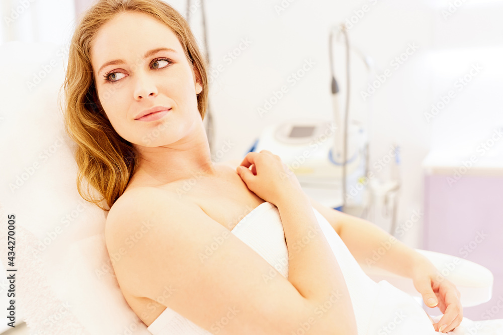 Naklejka premium Frau wartet auf eine Behandlung im Kosmetikstudio