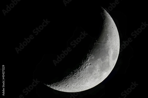Luna primo quarto  nel cielo notturno photo