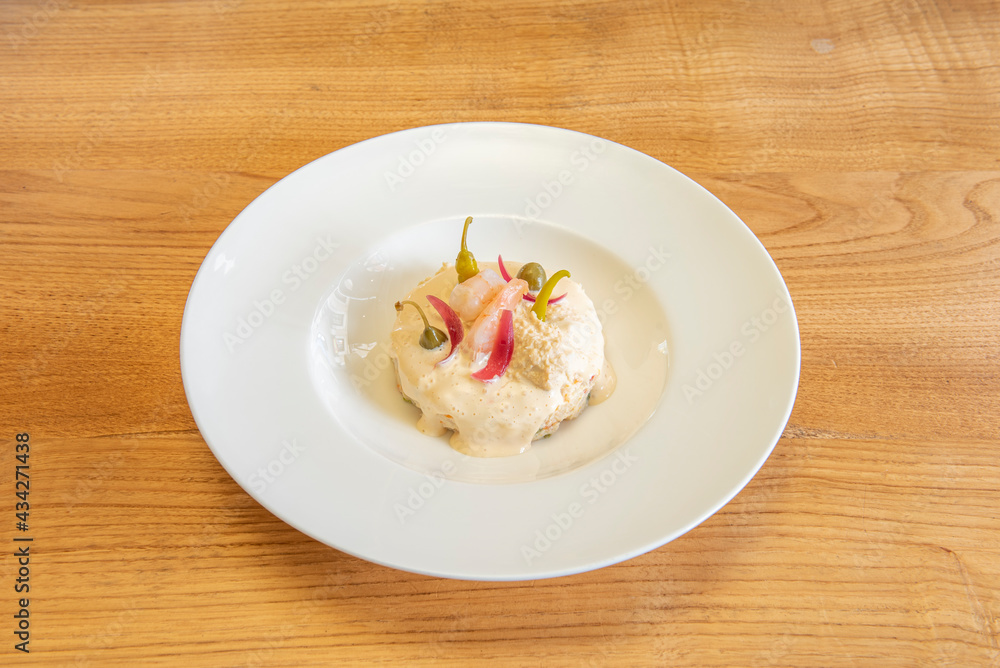Tapa española de ensaladilla rusa marinera con encurtidos y gambas Tapa española de ensaladilla rusa marinera con encurtidos y gambas