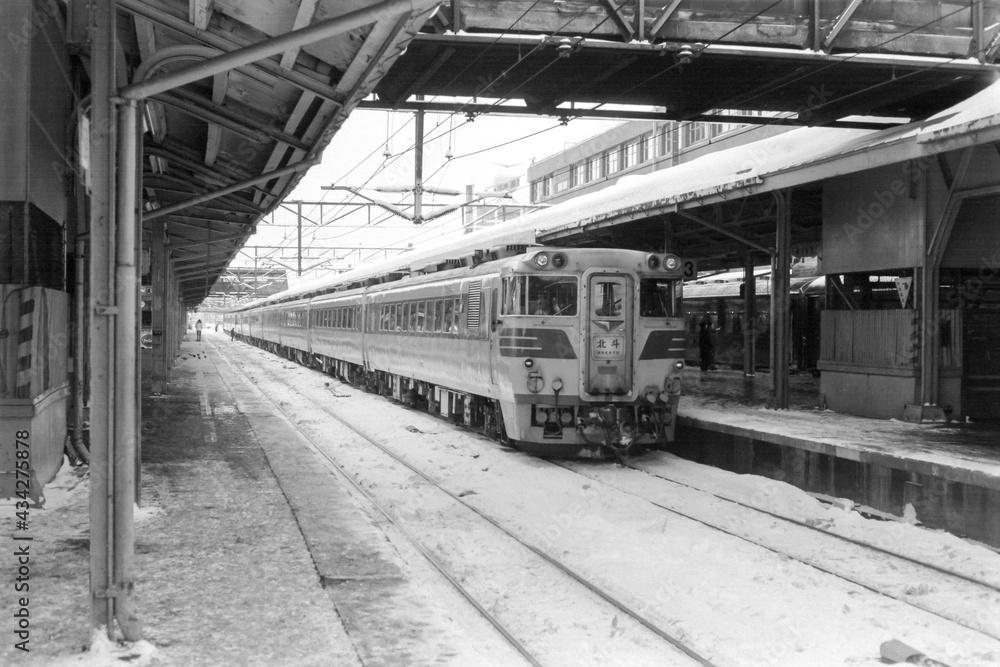 昭和50年12月の札幌駅と列車