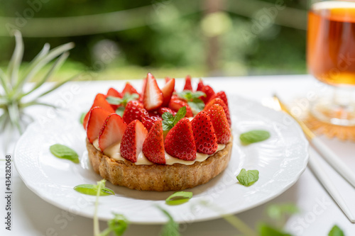 白いお皿に盛り付けられた苺のフルーツタルト