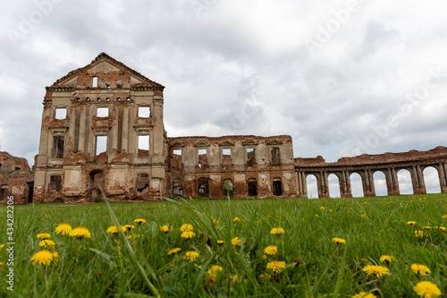 Foto Ancient ruined palace complex with colonnades