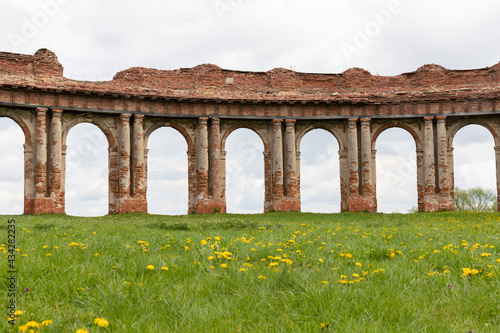 Murais de parede Ancient ruined palace complex with colonnades