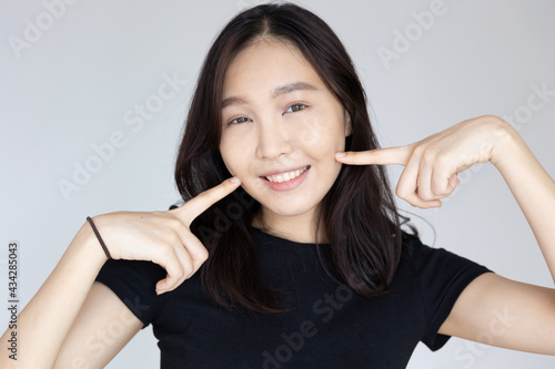 Fototapeta Naklejka Na Ścianę i Meble -  Happy, smiling, confident asian young adult woman