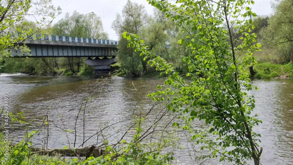 WIDOK NA RZEKĘ. WIOSENNY CZAS. RZEKA WARTA, POLSKA. WIDOK NA RZEKĘ. WIOSENNY CZAS. RZEKA WARTA, POLSKA.
