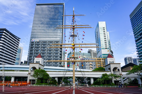船の帆柱（マスト）を中心に置いた東京湾沿いの竹芝埠頭公園から浜松町駅にかけて開発の続くビル群