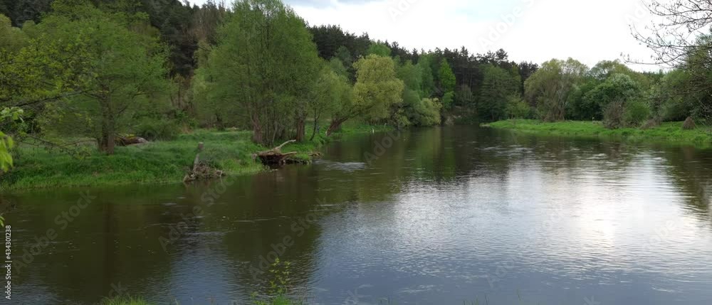 WIDOK NA RZEKĘ. WIOSENNY CZAS. RZEKA WARTA, POLSKA. WIDOK NA RZEKĘ. WIOSENNY CZAS. RZEKA WARTA, POLSKA.
