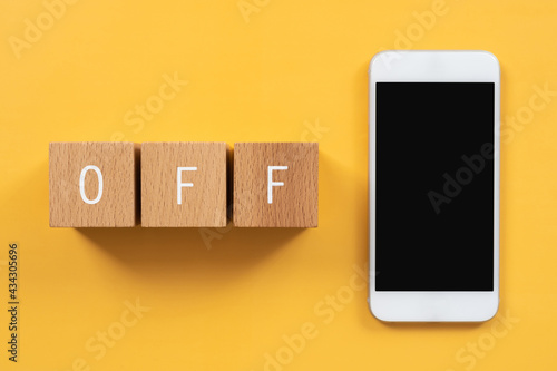 Canvastavla スマホの電源、電波がオフ｜「OFF」と書かれた積み木とスマートフォン