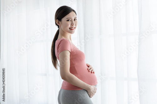 Asian pregnant woman simle Free Download Asian pregnant woman simle - GFXLoad