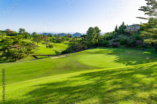 新緑の芝生の整ったゴルフ場