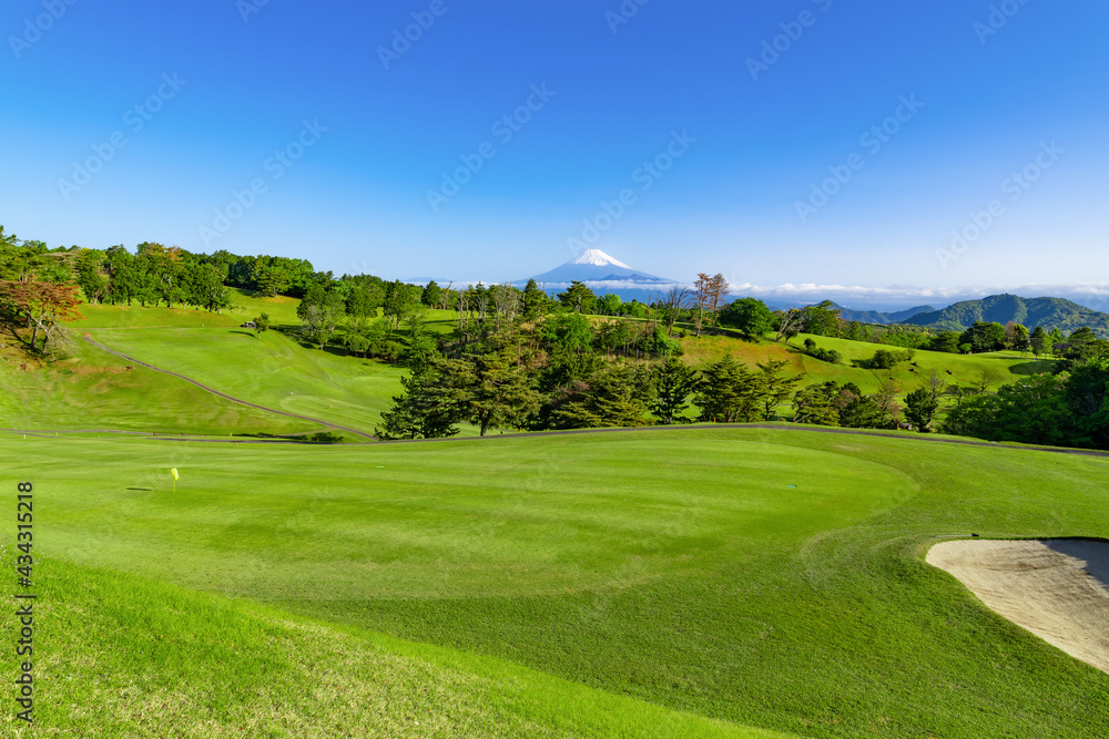 新緑の芝生の整ったゴルフ場	