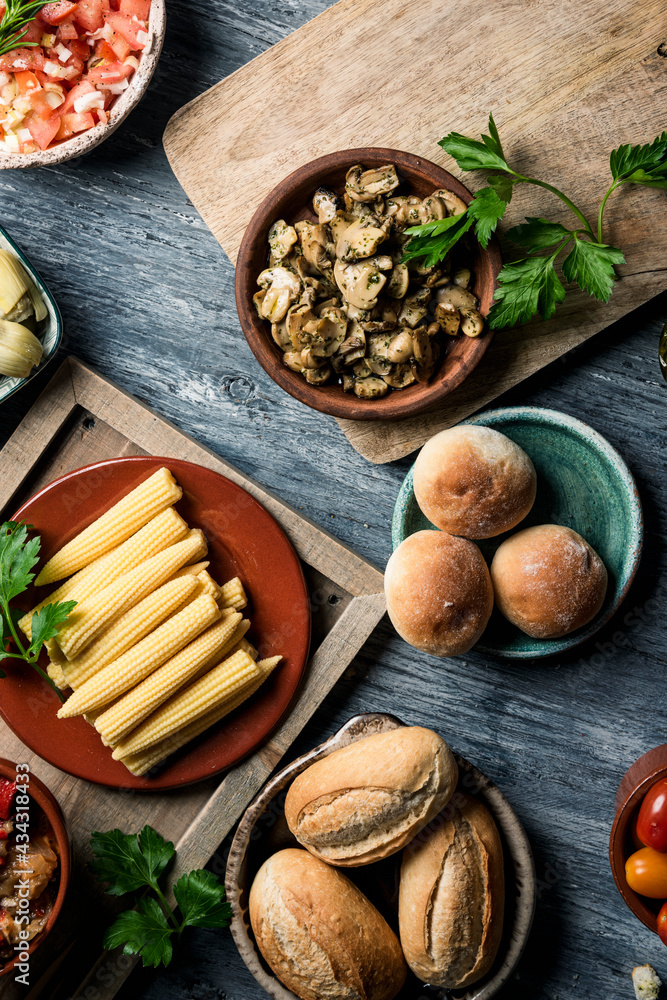 baby sweetcorn, cooked mushrooms, tomato and buns baby sweetcorn, cooked mushrooms, tomato and buns