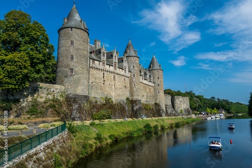 Josselin, cité de caractère et village fleuri, baigné par la rivière l'Oust, se situe dans la Morbihan en Bretagne. 