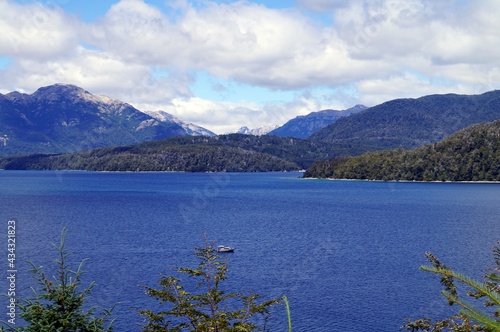 Paisagem do lago Nahuel Huapi em Bariloche - Argentina