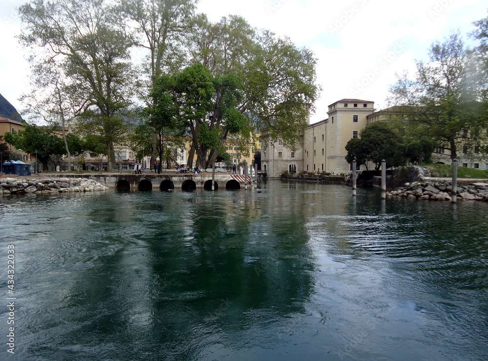 Obraz premium Blick auf das Ufer des Gardasee in Norditalien mit schöner Architektur.