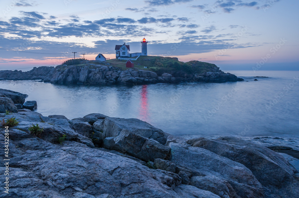 Leuchtturm Cape Neddick Light, Nubble Light, in der Morgendämmerung, York, Maine, New England, USA, Nordamerika