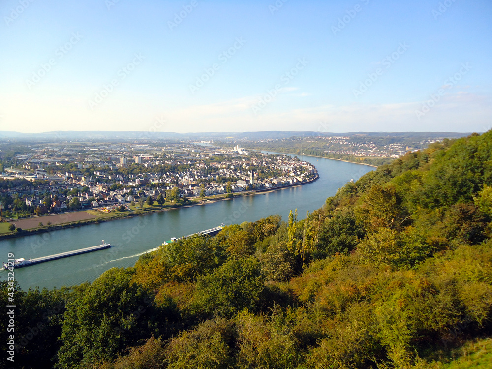 Blick auf den Fluss Rhein mit Schiffen und die Stadt Koblenz gegenüber des Deutschen Eck