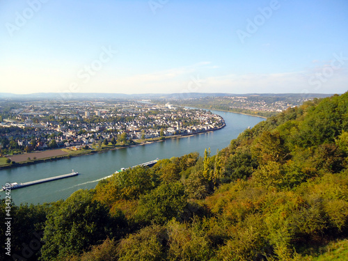 Blick auf den Fluss Rhein mit Schiffen und die Stadt Koblenz gegenüber des Deutschen Eck