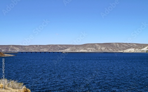 Paisagem da barragem Ezequiel Ramos Mexía - Argentina