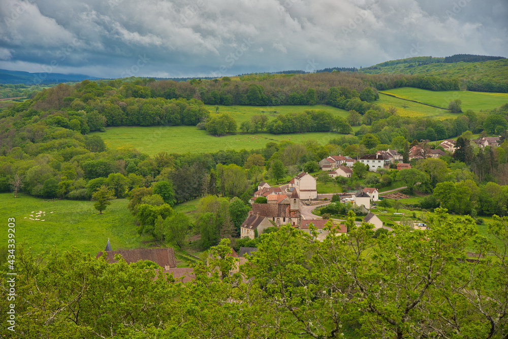 Landschaft im Morvan nahe der Abbaye de Cure im Burgund
