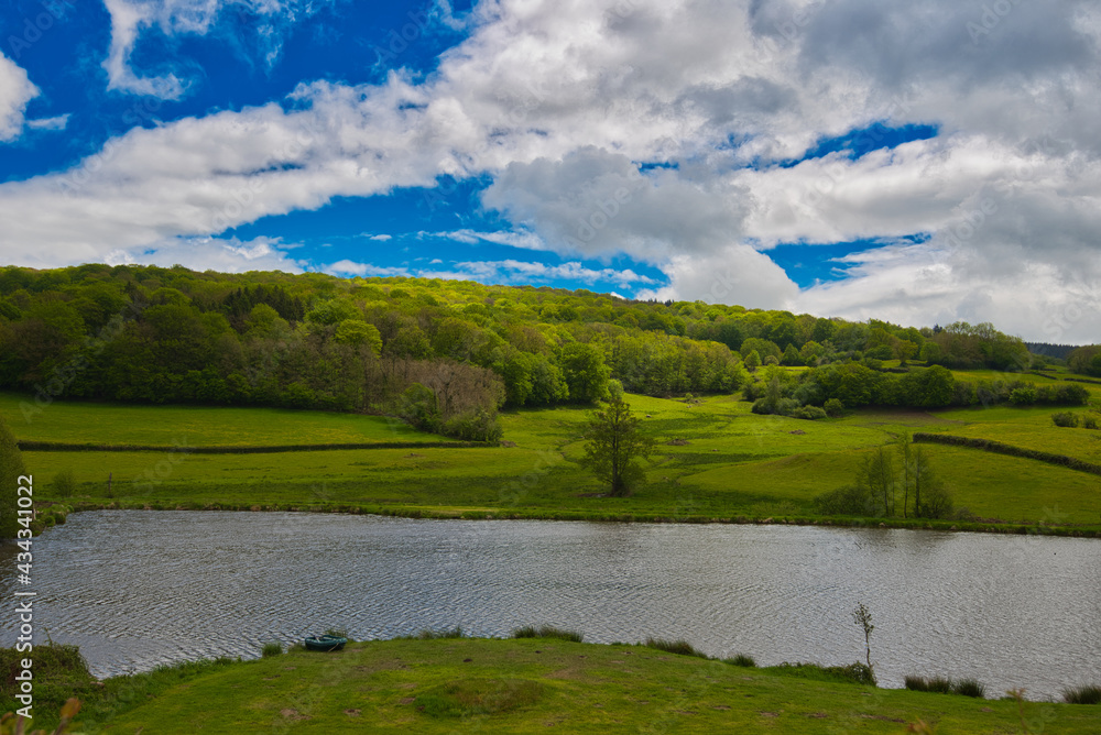 Lac de Créscent im Morvan im Burgund Lac de Créscent im Morvan im Burgund