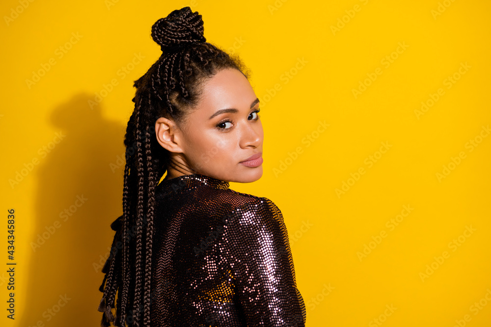 Φωτογραφία Photo of adorable cute dark skin woman dressed glamour clothes dancing looking b